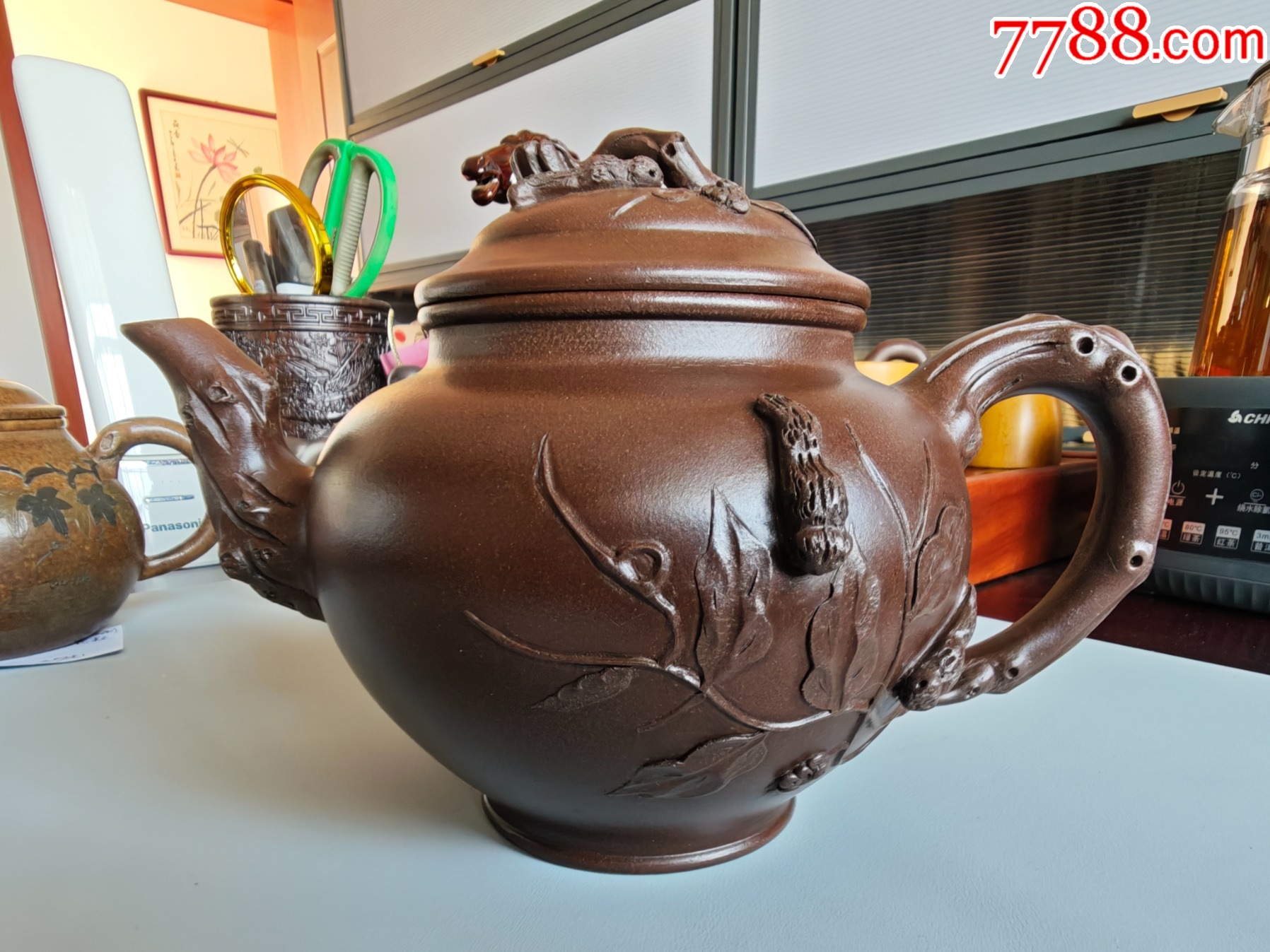 中国　紫砂　朱泥　栗鼠葡萄文　急須　茶壷　在銘　N　8162 中国 紫砂 朱泥 栗鼠葡萄文 急須 茶壷 在銘 N 8162