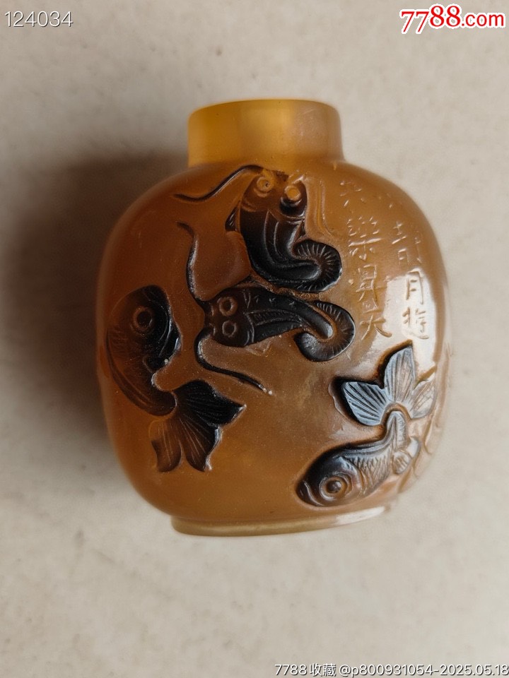 清代纯手工雕刻玛瑙鼻烟壶，俏色巧雕，内堂掏的非常薄，手感很轻，保存