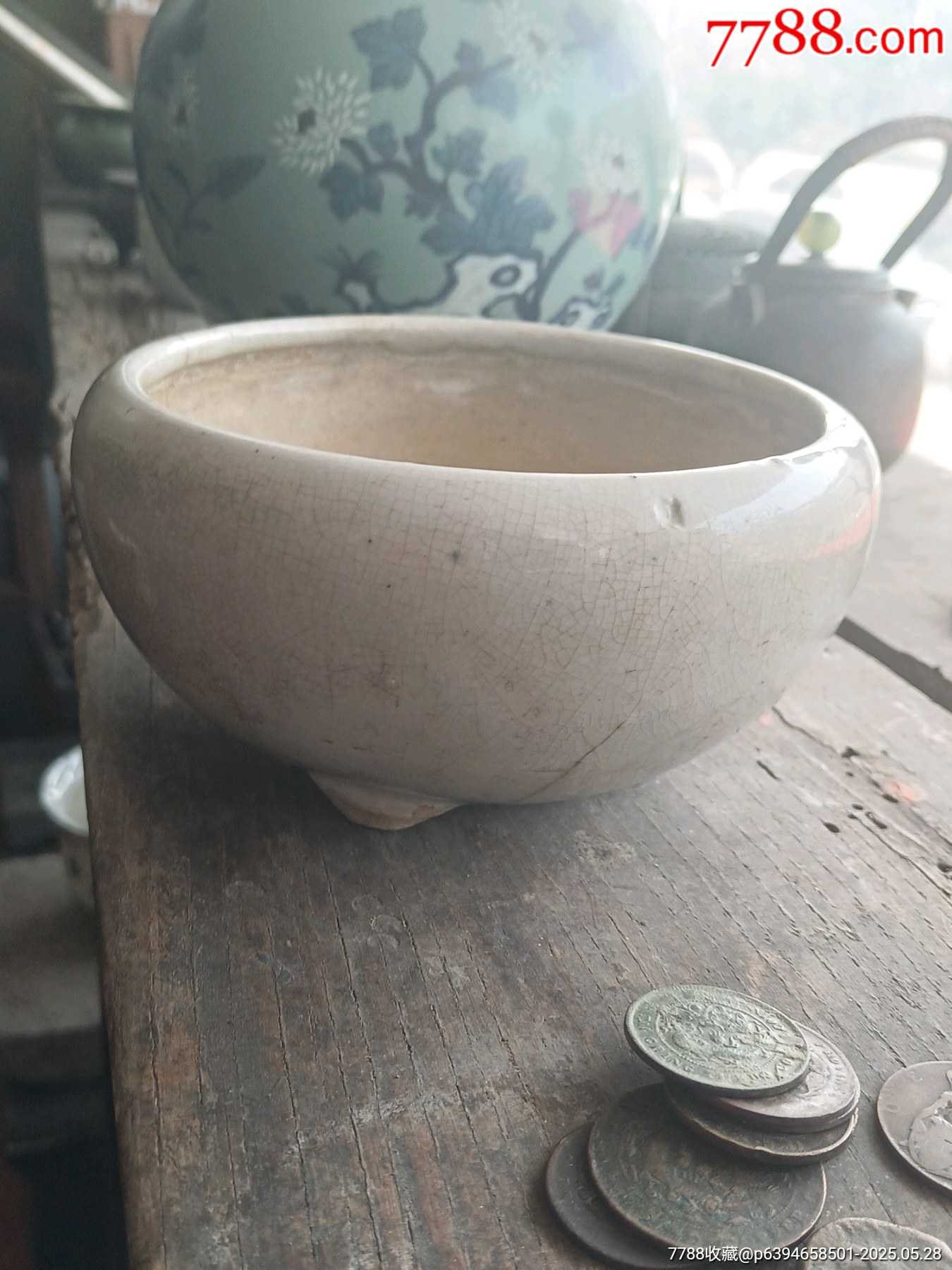 清代三足香炉，笔洗，哥釉，青白釉，开片，腹径17高8，品相如图，有冲