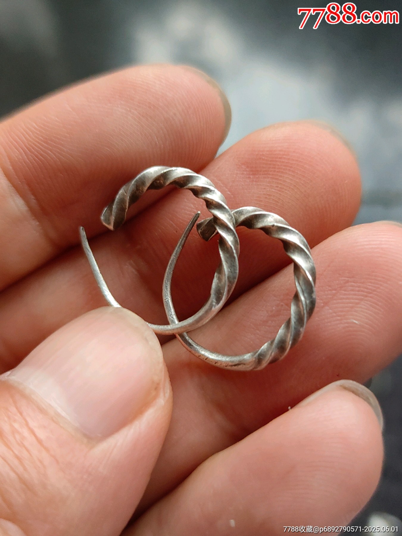 清代时期老银耳环一对,麻花编织工艺,重量1.93克,品相完整,做工精致