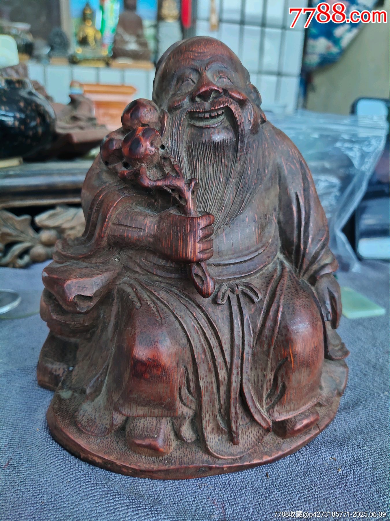 几十年竹根雕东方朔偷桃人物像一个，4处短线不透，基本完整。东方朔偷