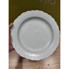 清三代雍乾时期白釉暗刻满工夔龙纹花口盘_白瓷/青白瓷_流云堂【7788