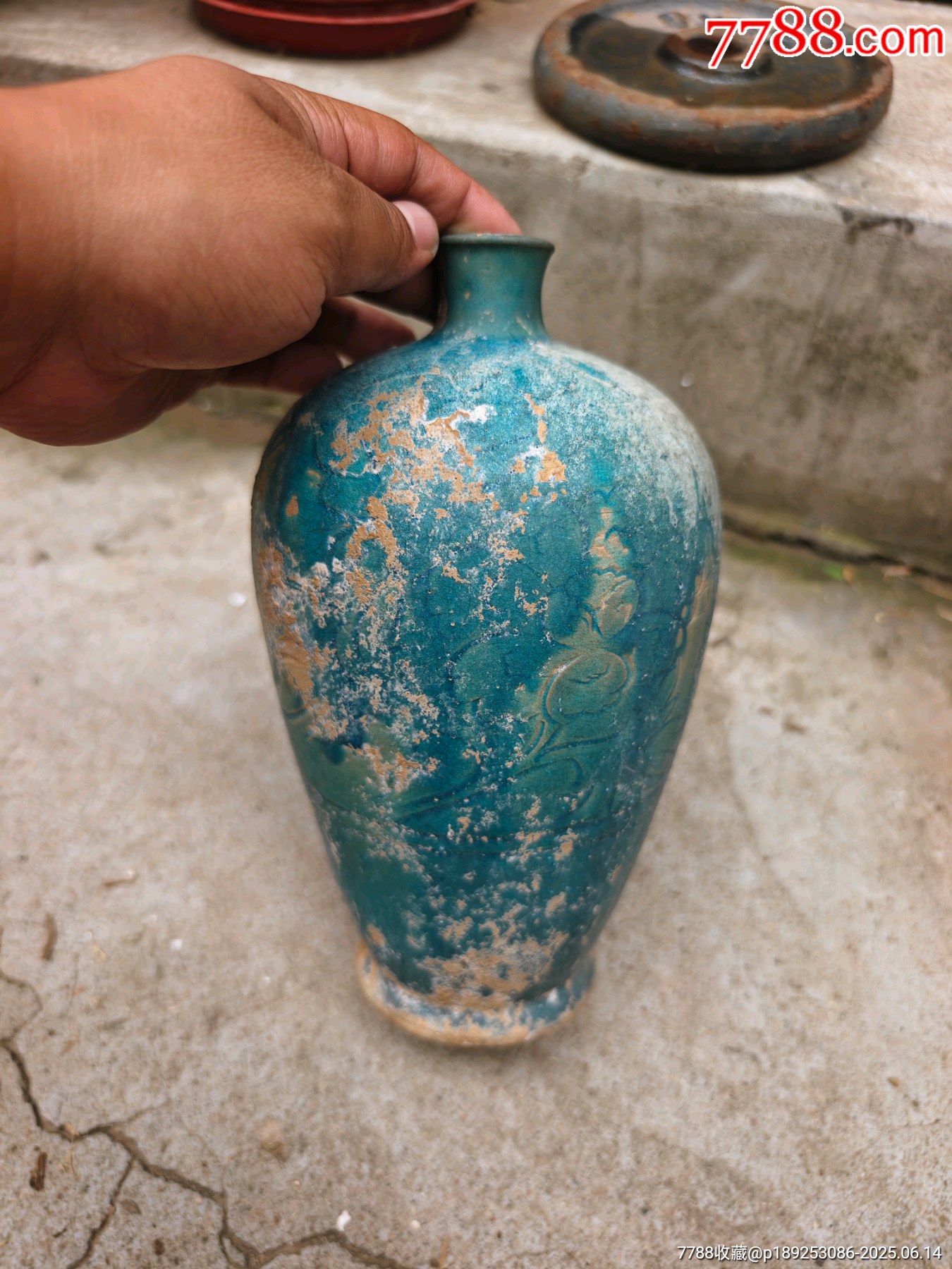 安東五　草花文瓶　彫刻　藍釉花瓶　華道具　花入　箱付　陶磁工芸　Q2447 中国 古玩 孔雀釉赤壺花瓶27cm16cm 景徳鎮 孔雀牡丹文花瓶 中国 陶磁器