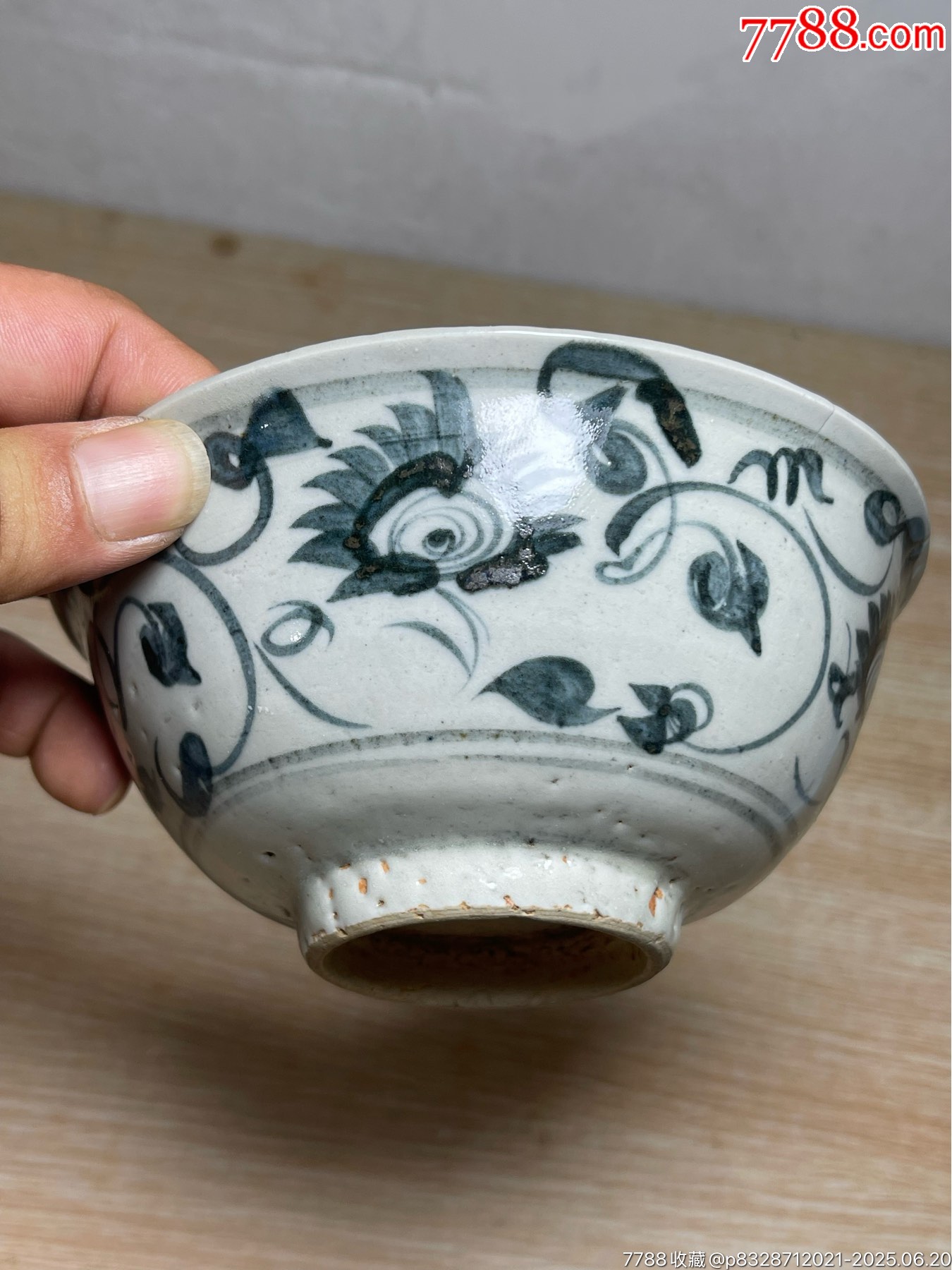 明代青花缠枝花卉纹碗，洪武时期老物件，器型敦厚古朴，青花发色深沉