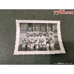手拿紅寶書的軍人合影_風(fēng)雅書亭