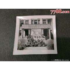 軍營里巨幅偉人揮手照前手拿紅寶書合影_風(fēng)雅書亭
