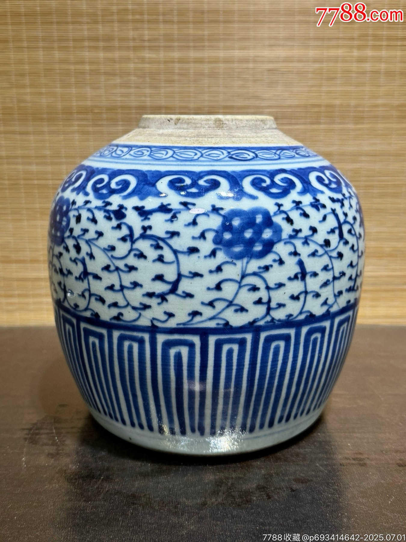 中国　青花纏枝花連卉文　尊式瓶　V　R6155B A blue and white 'floral' moonflask, Qing dynasty, Qianlong
