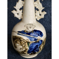 清雍正斗彩花卉双耳瓶一对。器型漂亮，瓷胎端正，全手工制作，瓷质细腻