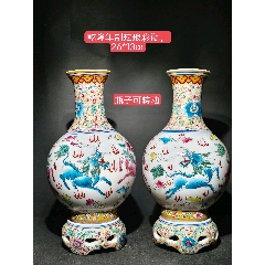 清雍正斗彩花卉双耳瓶一对。器型漂亮，瓷胎端正，全手工制作，瓷质细腻