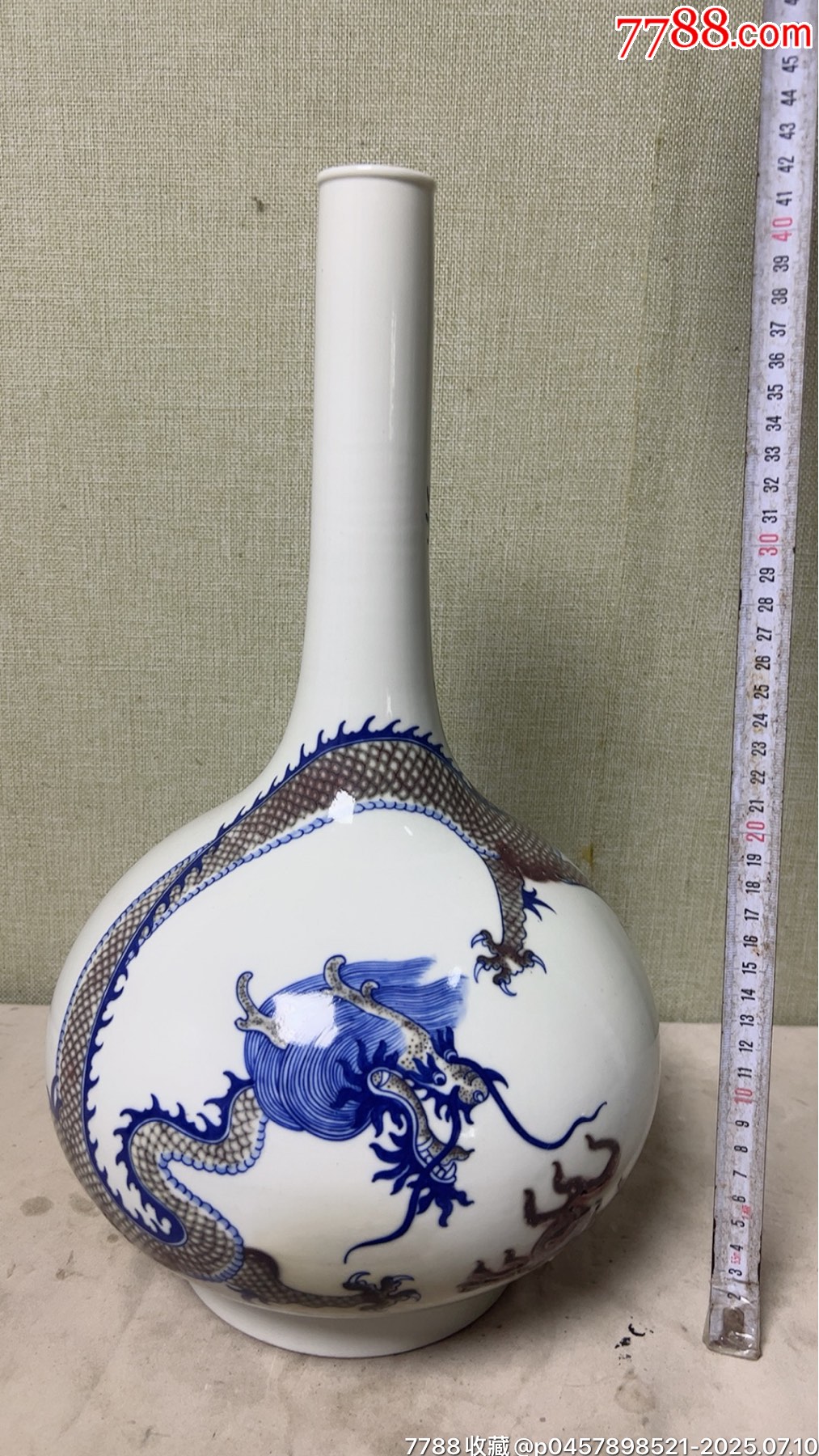 中国　大清乾隆年製款　青花紅釉盛上雲龍文　長顎瓶　M　R8285B 中国大清乾隆年製款青花紅釉盛上雲龍文長顎瓶MR8285B