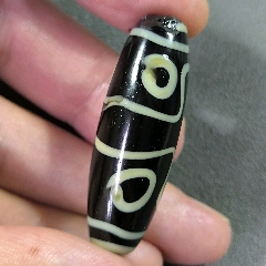 藏传老三眼琉璃天珠，有小数十年年份【宝贝尺寸】：天珠长40.5宽13.8