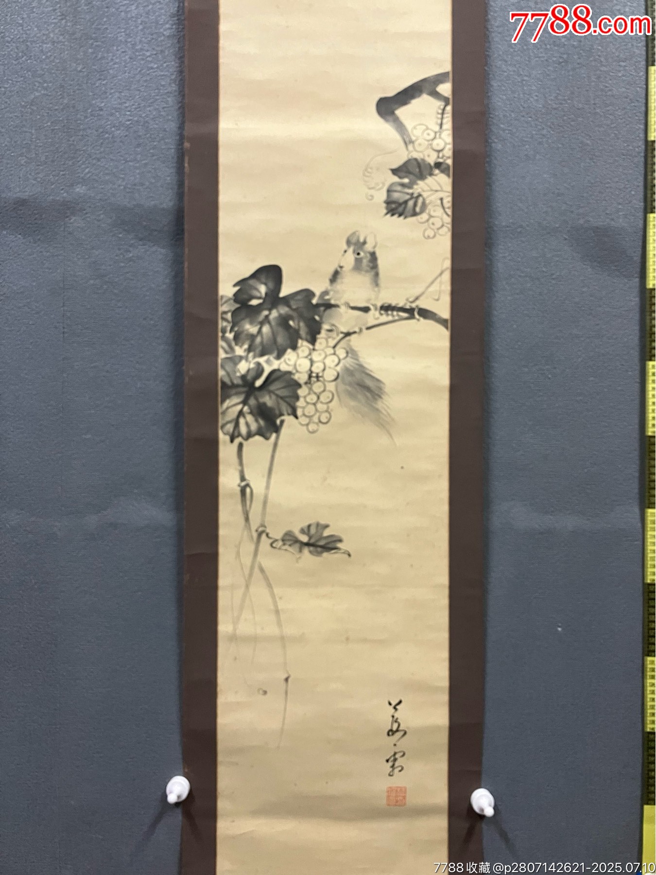 中国古美術・白雪石款・仙縁福地・四尺横幅掛軸・純手描き・文房置物・水墨画・宣紙 葭霜，民国时期水墨画《松鼠葡萄图》国画书法古玩字画。纸本纸裱_花鸟