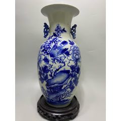 清代北方青花凤凰牡丹双彩大瓶一只。画工精美，器型硕大，粘一耳口使用