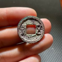 代卖3984号:公元1576年铸造，明代万历通宝水坑1枚，边缘有裂