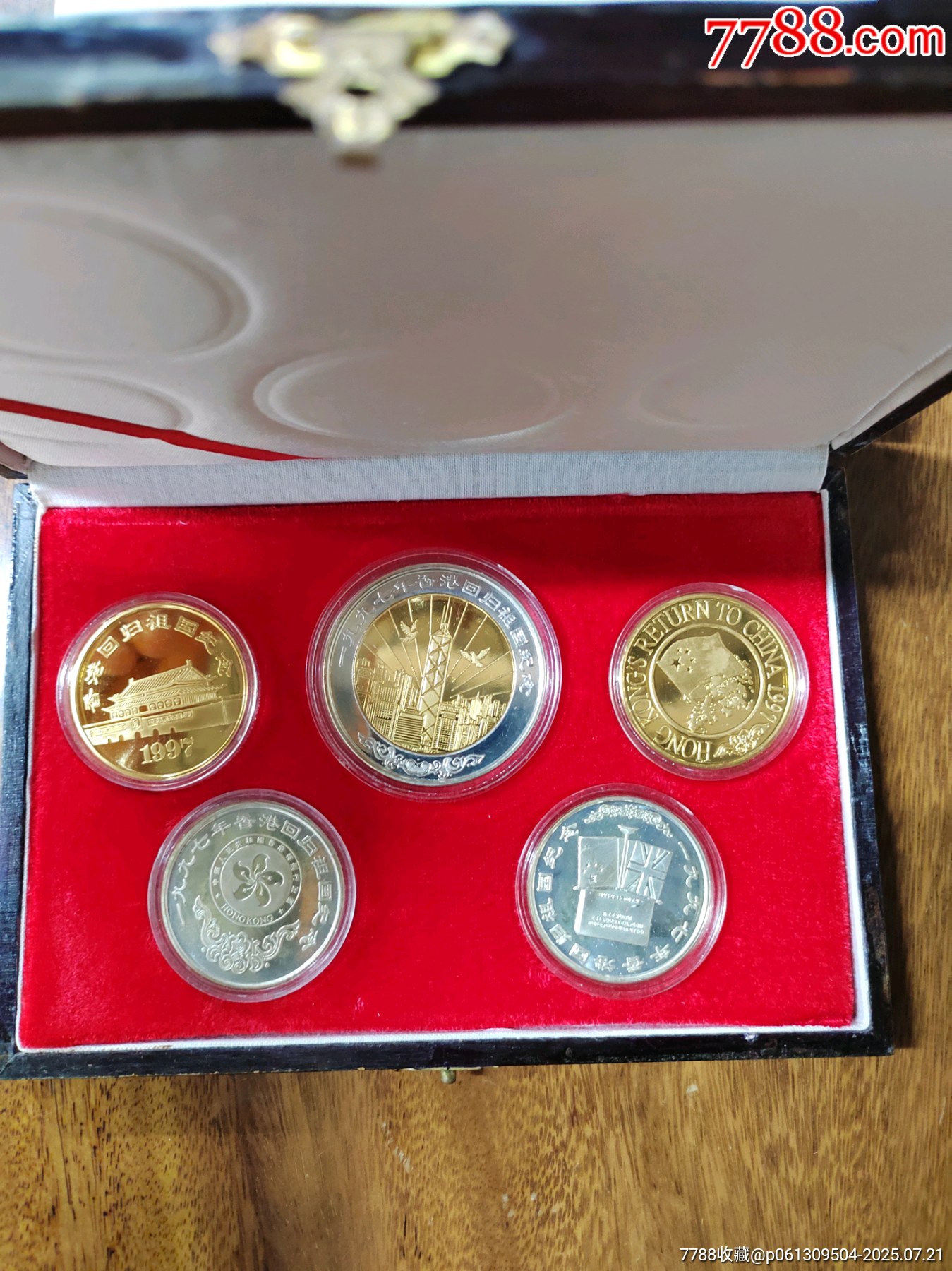 1997年 香港回歸祖國紀念章 24K鍍金 記念硬貨 メダル 鑑定カード付き 1997年 香港回歸祖國紀念章 24K鍍金 記念硬貨 メダル 鑑定カード