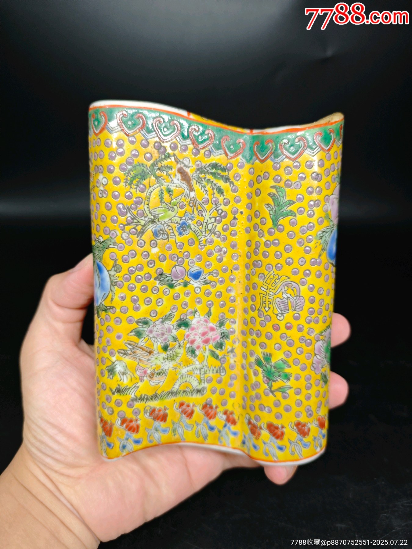 民国黄地粉彩书卷式粉彩花鸟纹壁瓶此造型以书卷形式展现，支钉烧造，靠