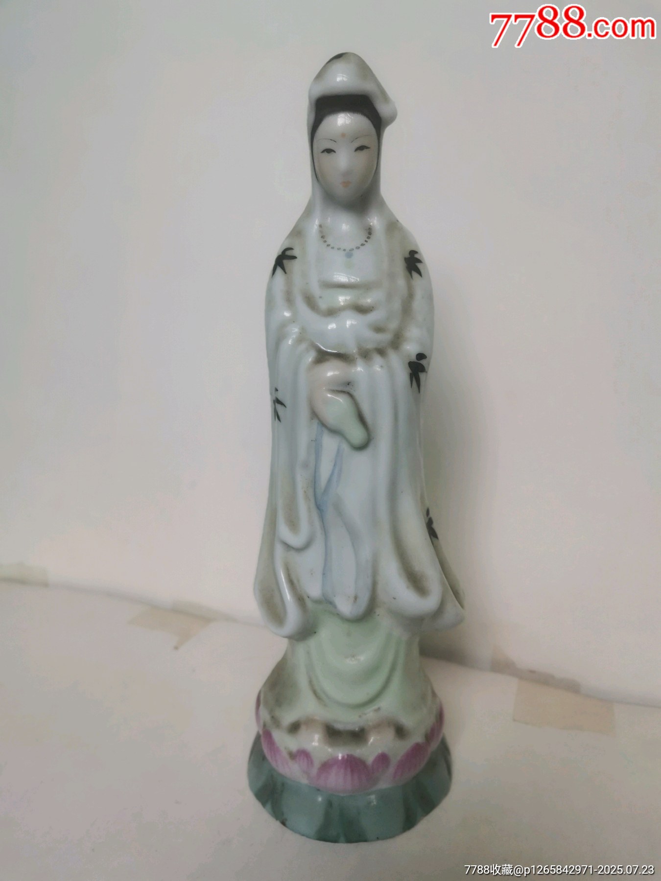 清朝19世紀 粉彩磁器 如意観音像 清朝19世紀 粉彩磁器 如意観音像