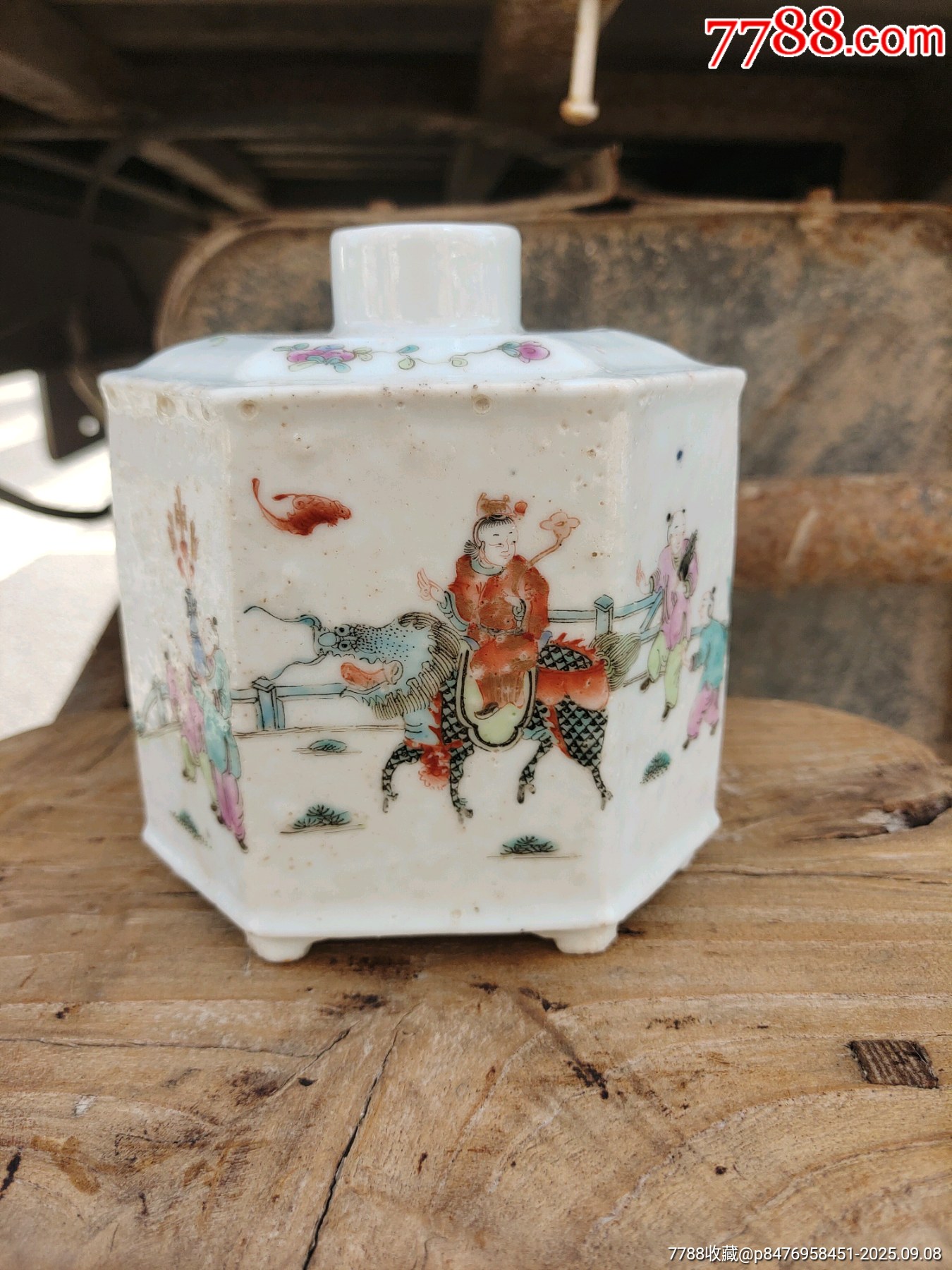 清代粉彩人物六方茶叶罐画工精美，瓷质细腻，罐身完整，高约13.5厘米