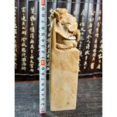 保真天然田黄石原石原色手工浮雕松下雅聚小摆件，宽9厚6高6.5重375克