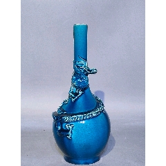 清代孔雀蓝釉堆塑龙纹瓶釉色纯正漂亮，龙纹堆塑精致，器型优美，肩部有