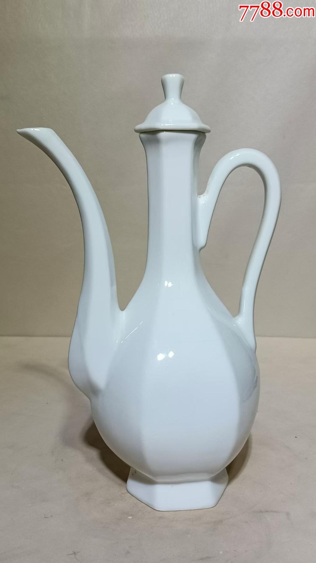 甜白釉暗刻花龙凤纹酒壶，高25厘米-单色白瓷-7788红宝书