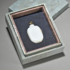 清代和田玉素面鼻烟壶规格：高5.3cm宽3cm厚1.3cm重38g-和田玉-7788红宝书