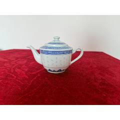 茶壶收藏】567年代中英文中国景德镇底款青花瓷玲珑瓷握把茶壶-茶壶