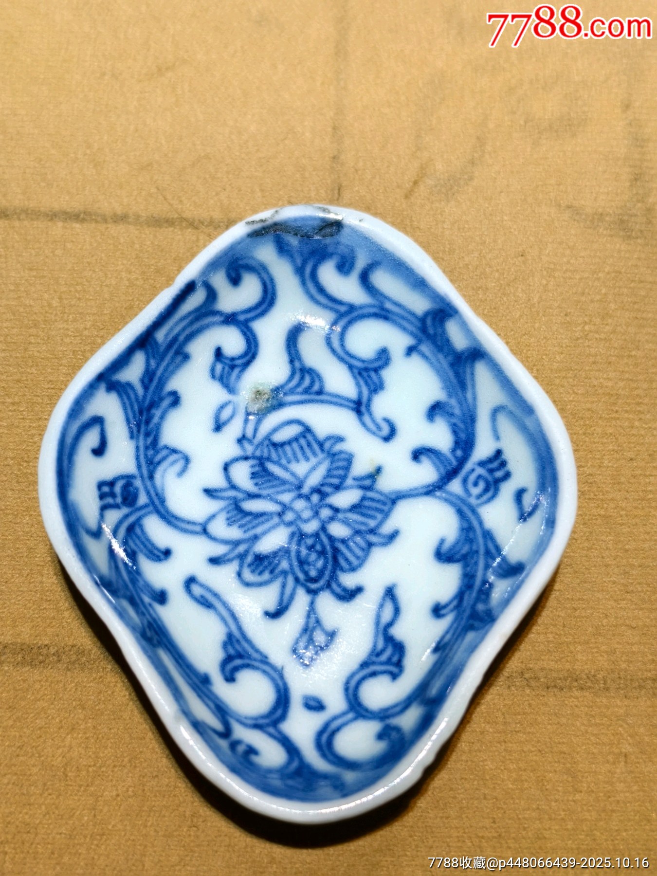 清中期细路淡描青花海棠碟_青花瓷_林邑崇古【7788旧书网】