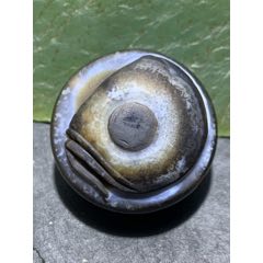 朱砂爆满墨绿色双财神图腾象雄玛瑙天珠【宝贝尺寸】：天珠长58宽