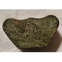 清 古銅製 瑞珍款 寅生刻『松下人物風景図』元寶形墨盒 書道具 古董 文法四宝 清 古銅製 瑞珍款 寅生刻『松下人物風景図』元寶形墨盒 書