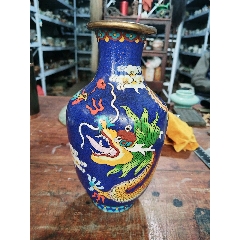 龙凤呈祥铜胎掐丝珐琅花瓶。大概是78十年代的物件！这花瓶是成品。有