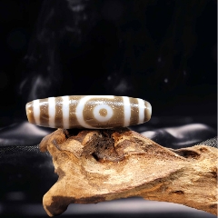 中国古美術・藏區回流・紅肉蓮花三眼天珠・文殊菩薩・天然石・瑪瑙・闢邪消災・根付 已結緣]🙏🏻🧧 西藏至純金剛蓮花虎牙三眼天珠💰1,680HKD • 尺寸35.1x11