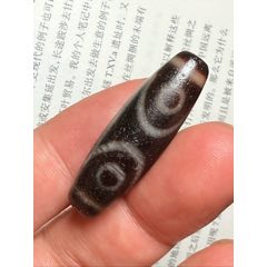 朱砂爆满墨绿色双财神图腾象雄玛瑙天珠【宝贝尺寸】：天珠长58宽