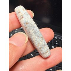 朱砂爆满墨绿色双财神图腾象雄玛瑙天珠【宝贝尺寸】：天珠长58宽13毫米