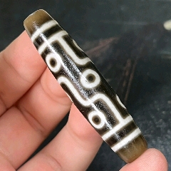 金刚三眼玛瑙天珠，带黑朱砂，精编项链绳【宝贝尺寸】：天珠长58宽13.1