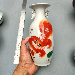 民国时期官正兴泰瓷器款手绘描金凤凰戏牡丹题材帽筒一个，身上有冲线