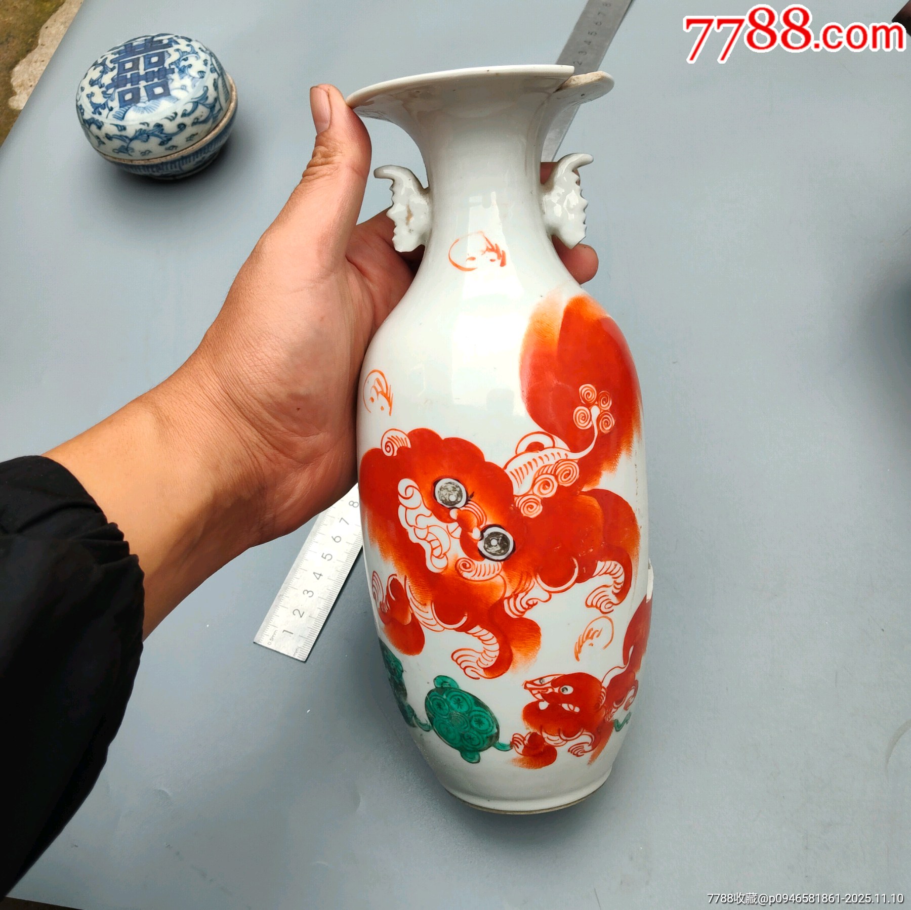 清代时期乾隆年制底款少师太保红狮子图案花瓶尺瓶一个，瓶身有缺很可惜