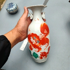 清代时期乾隆年制底款少师太保红狮子图案花瓶尺瓶一个，瓶身有缺很可惜