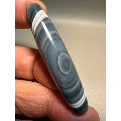 满风化耐强光，淡牙黄九眼玛瑙天珠【宝贝尺寸】：长55宽13毫米左右