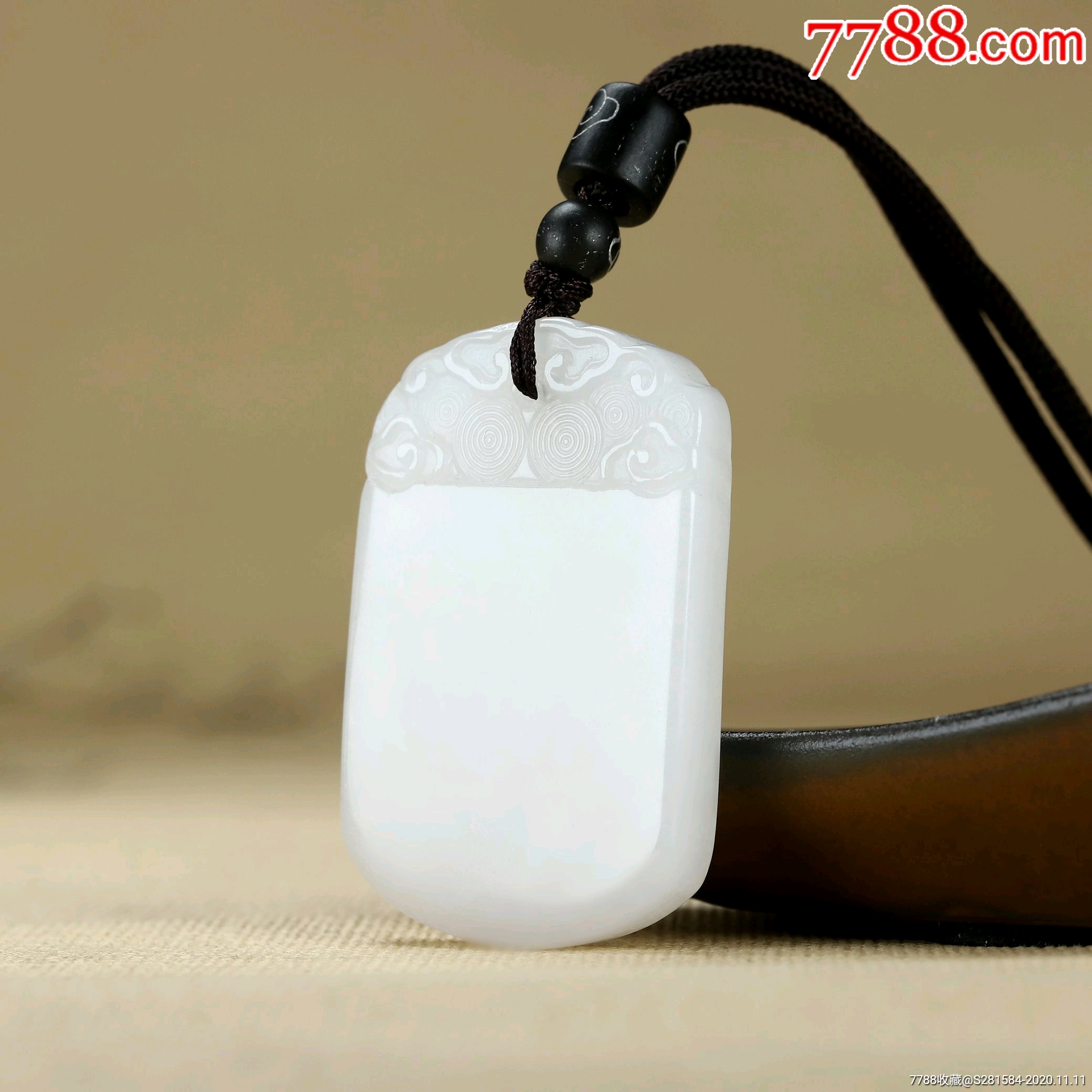 新疆羊脂白玉金丝玉平安牌带雕工挂件