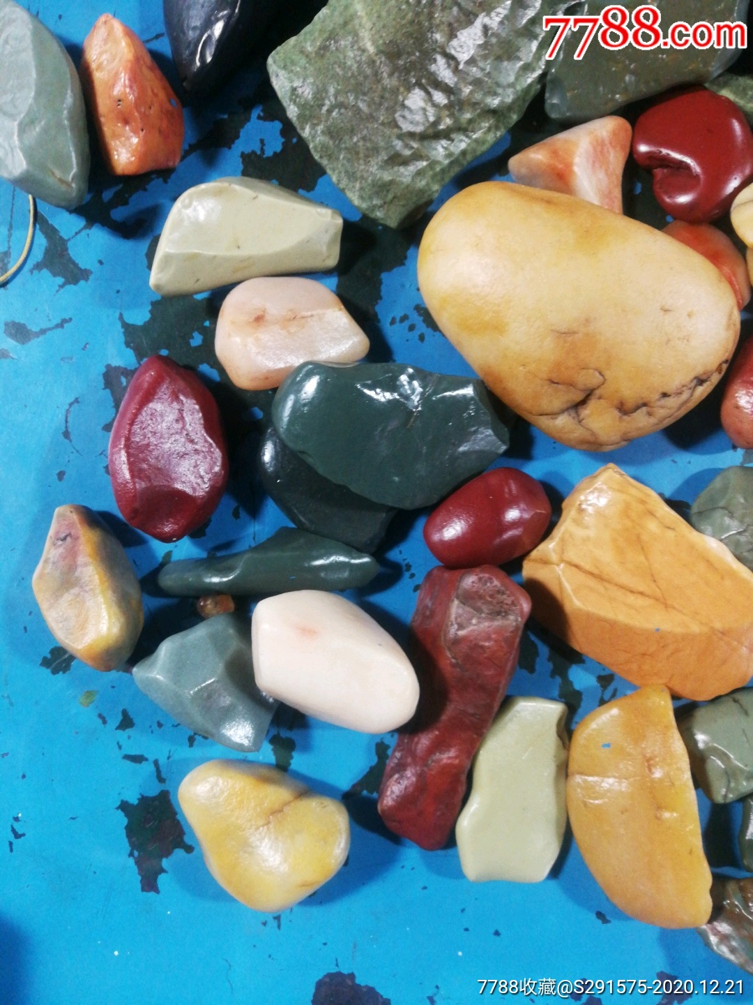 新疆戈壁滩彩泥石金丝玉
