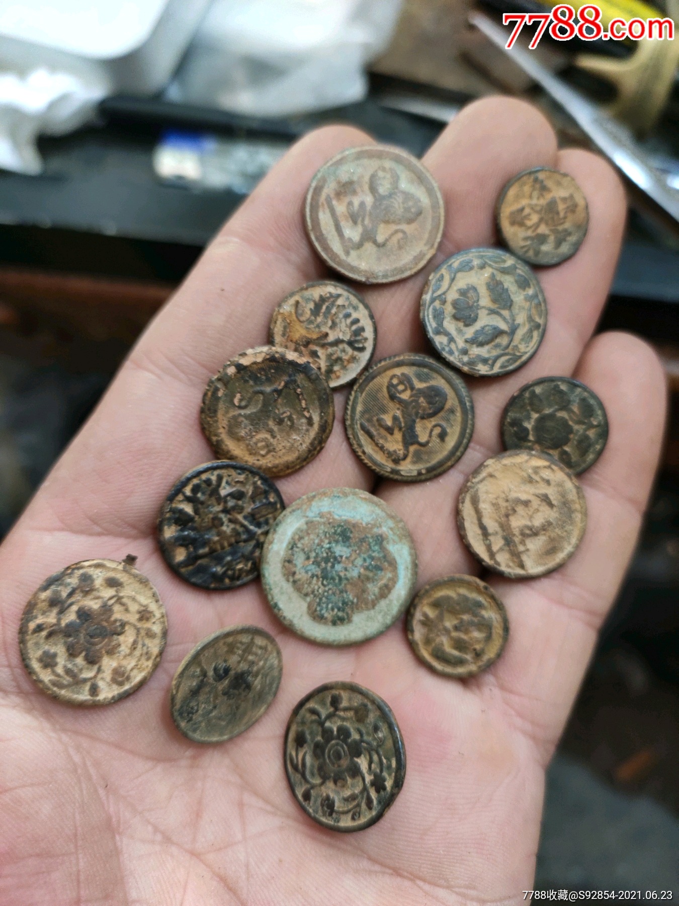 洋行带图铜扣一些