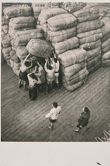 民国码头搬运棉花的搬运工老照片2张带"泛银"
