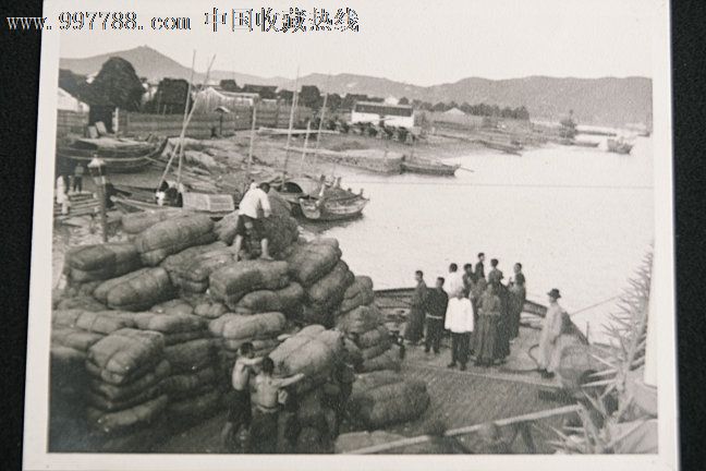 民国码头搬运棉花的搬运工老照片2张带"泛银"