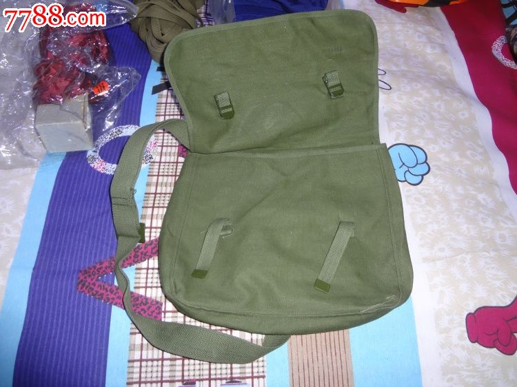 一个过去队用黄书包