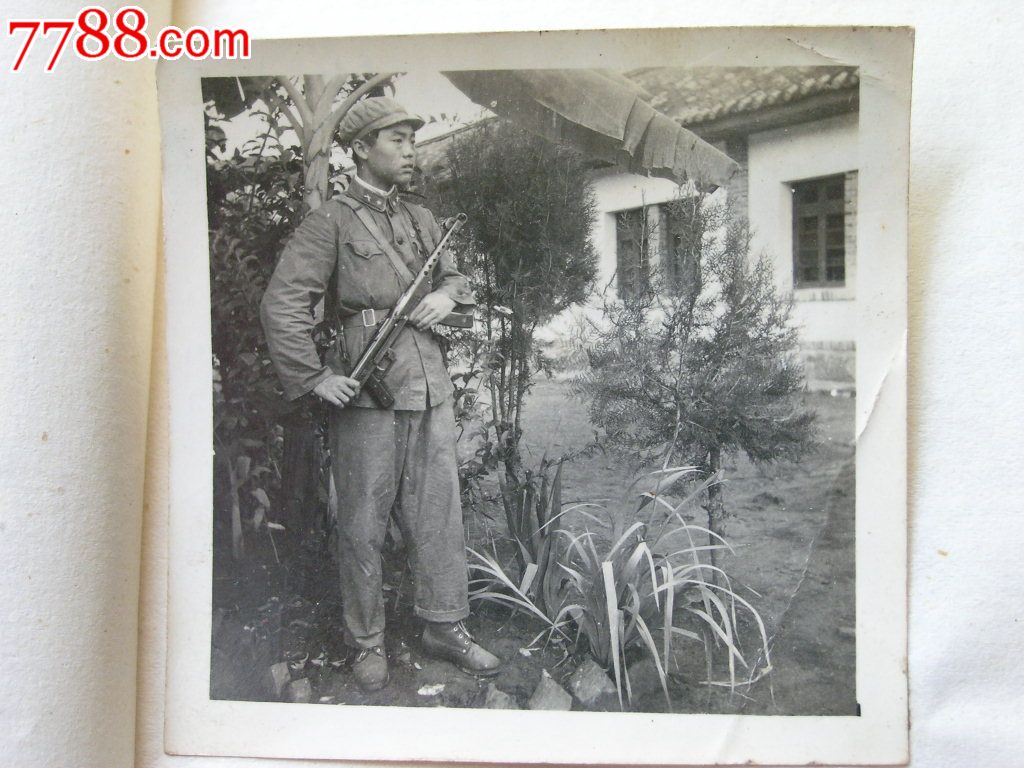 老照片14010850年代全副武装战士站岗单人照5858cm