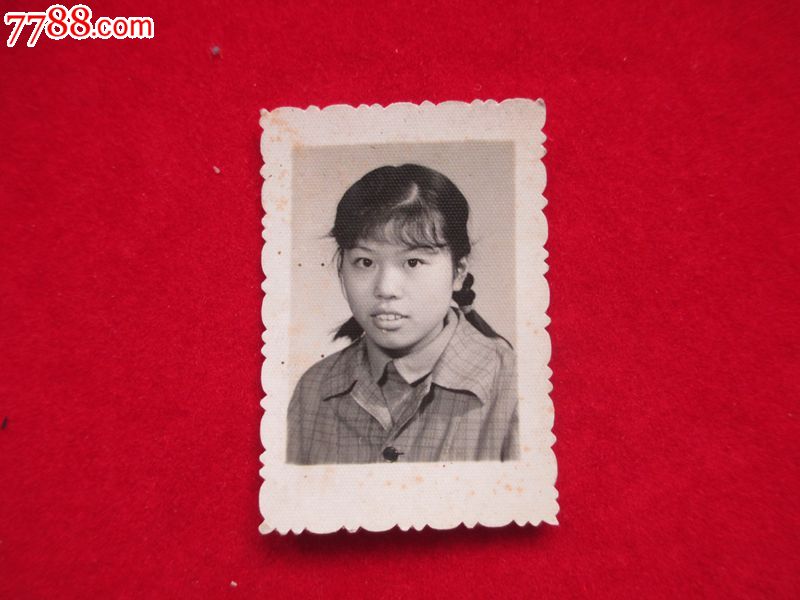 一寸半身照辫子美女