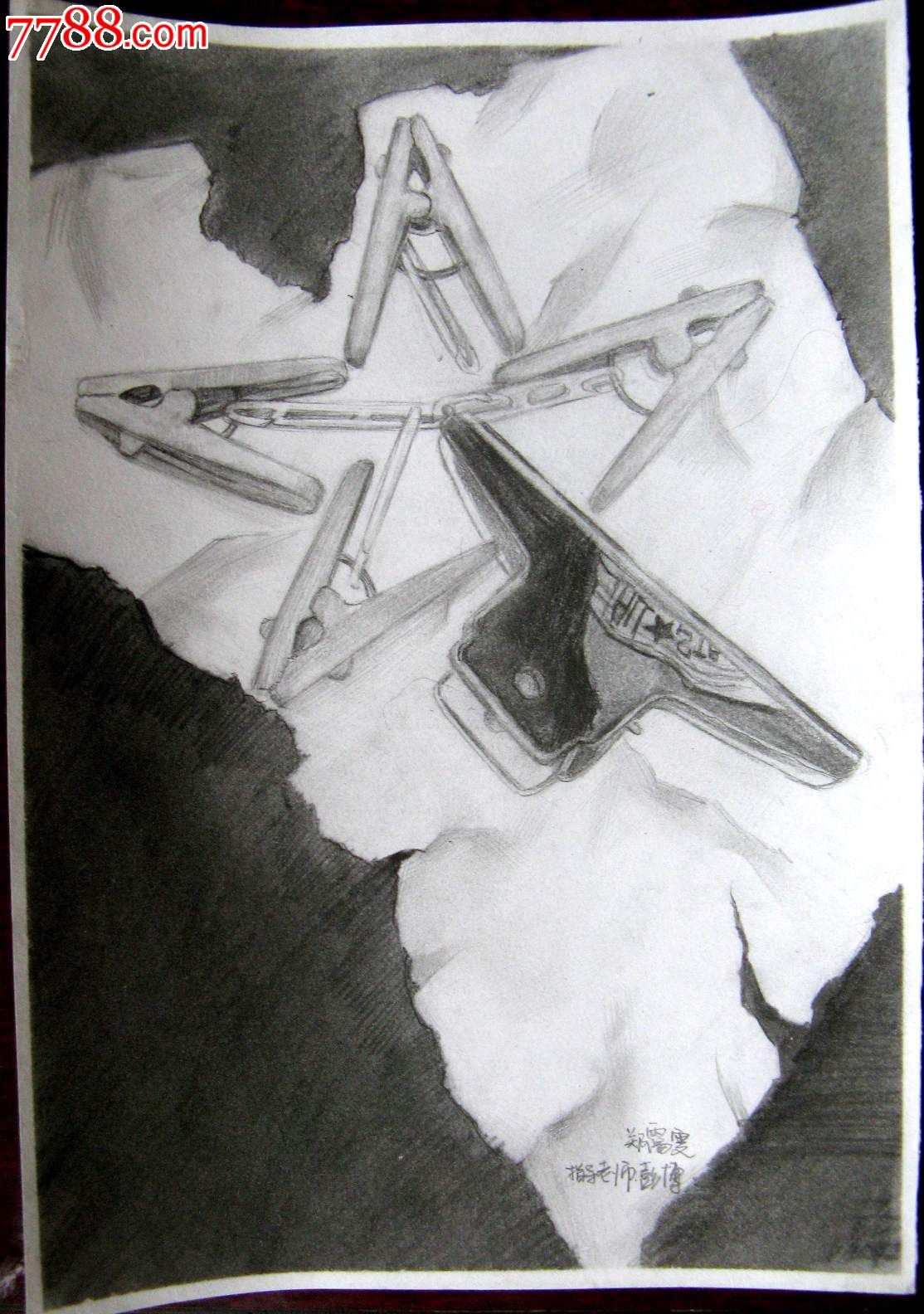 铅笔素描画:几只小夹子