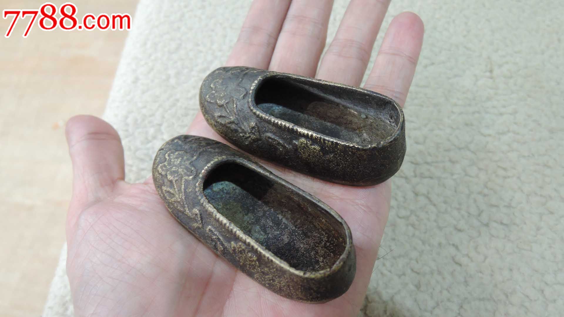 一双小巧的铜鞋