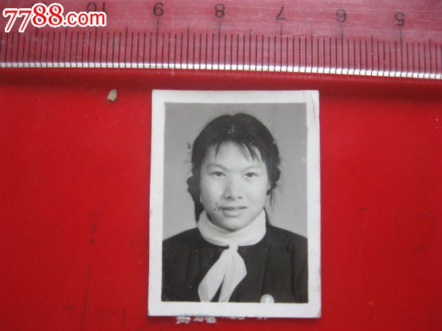 一寸登记照片戴毛像章